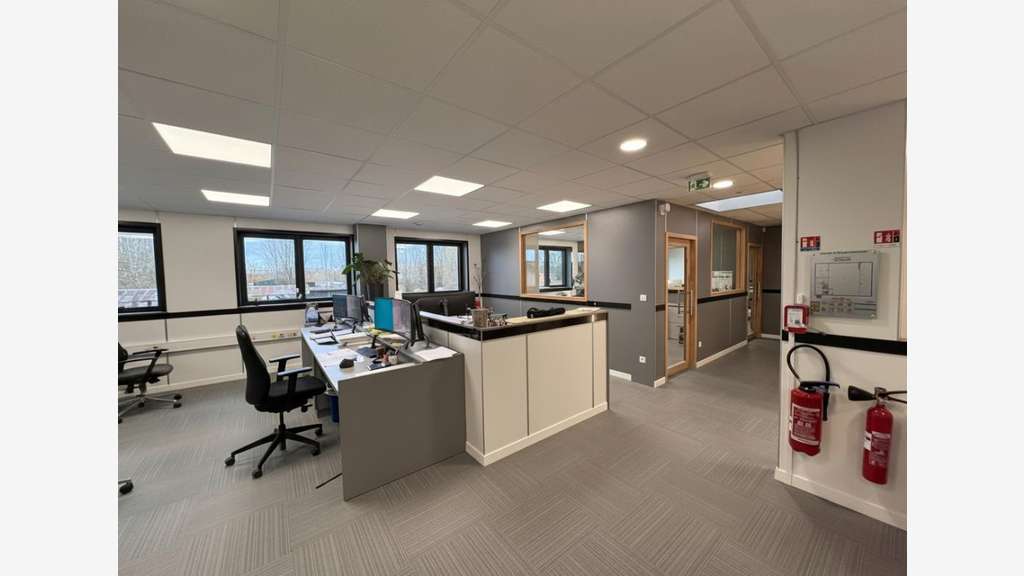 Local d'activité 1.770m² sur 6.000m² à Pontpoint