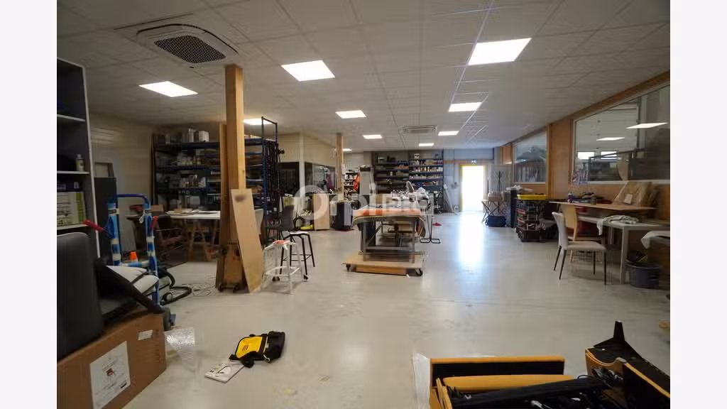 Local d'activité de 1 700M2