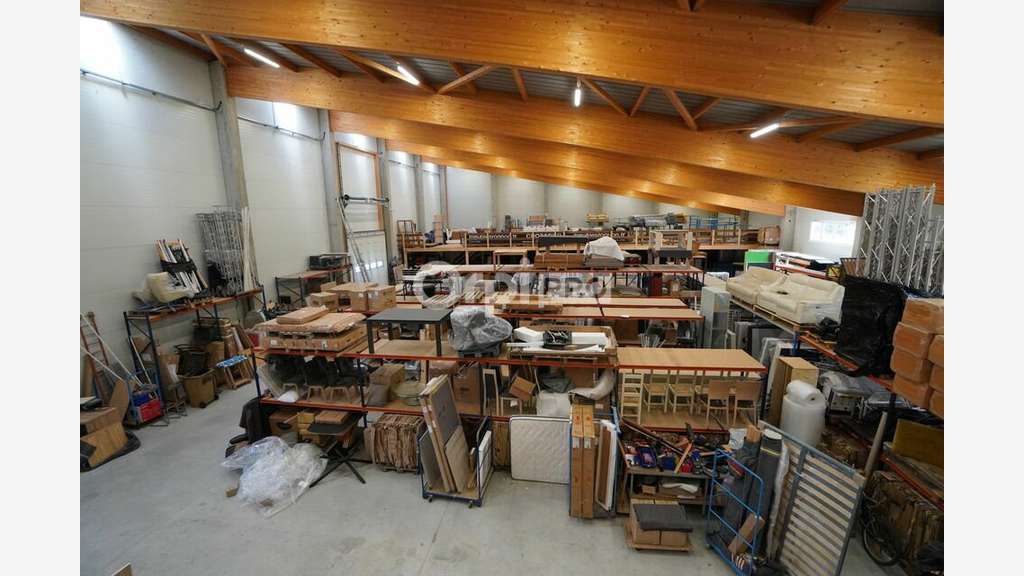 Local d'activité de 1 700M2