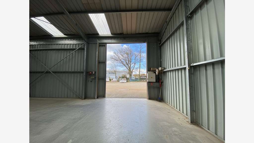 Vente entrepôt 225m² avec grand terrain à Droisy