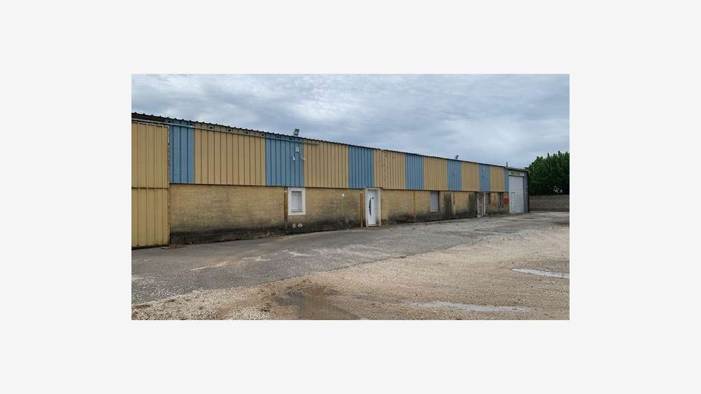 AV entrepôt avec villa à Entraigues-sur-la-Sorgue