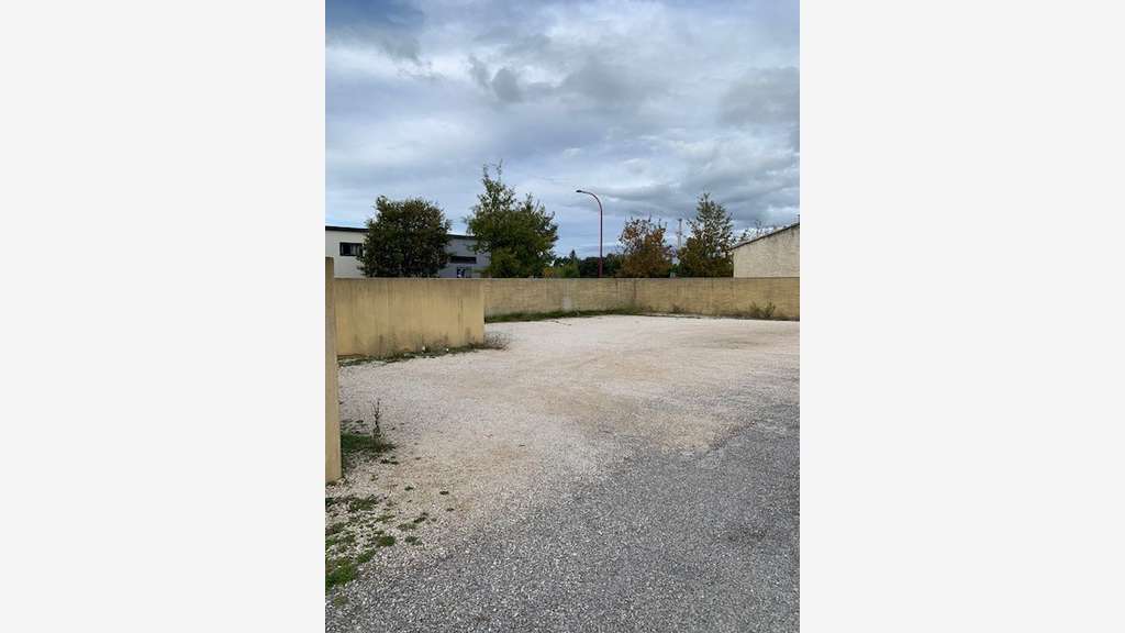 AV entrepôt avec villa à Entraigues-sur-la-Sorgue