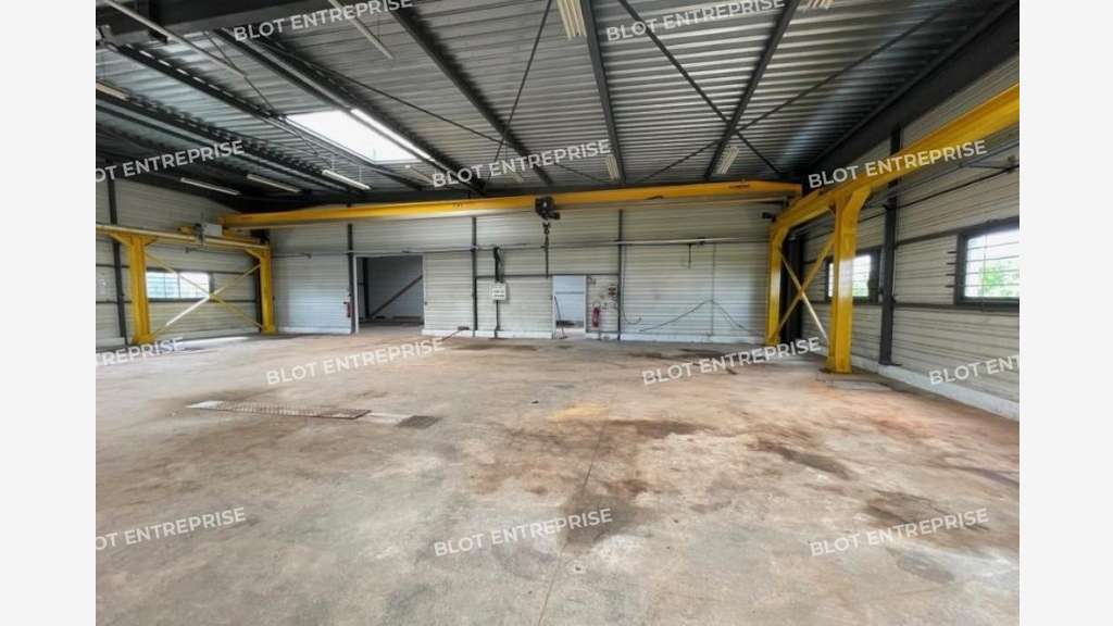 A vendre à louer locaux d'activités 580m² à Erbray