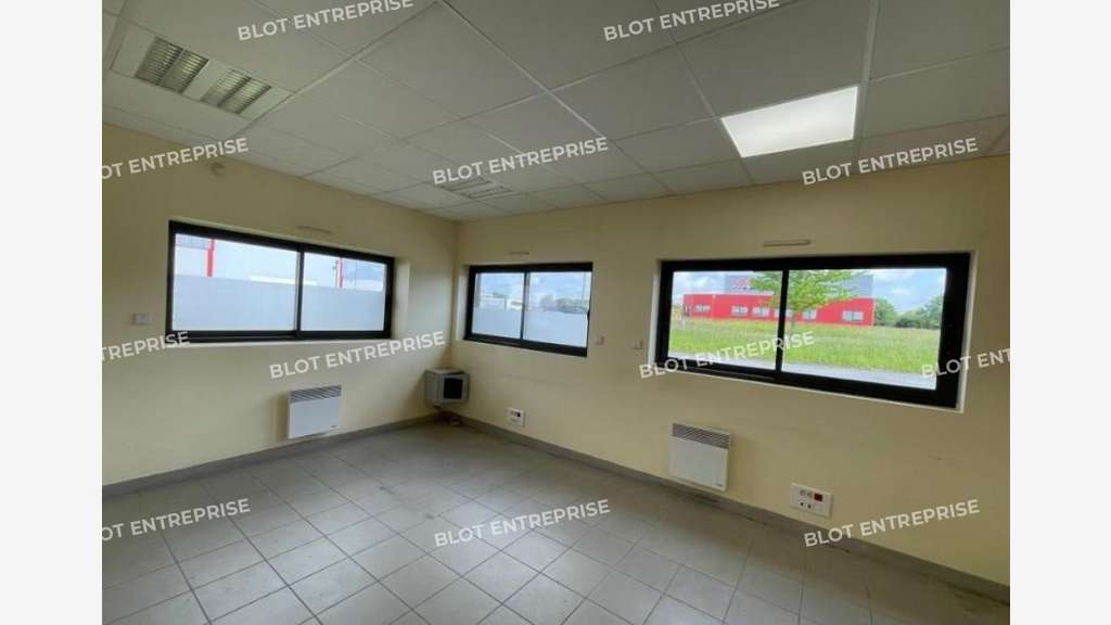 A vendre à louer locaux d'activités 580m² à Erbray