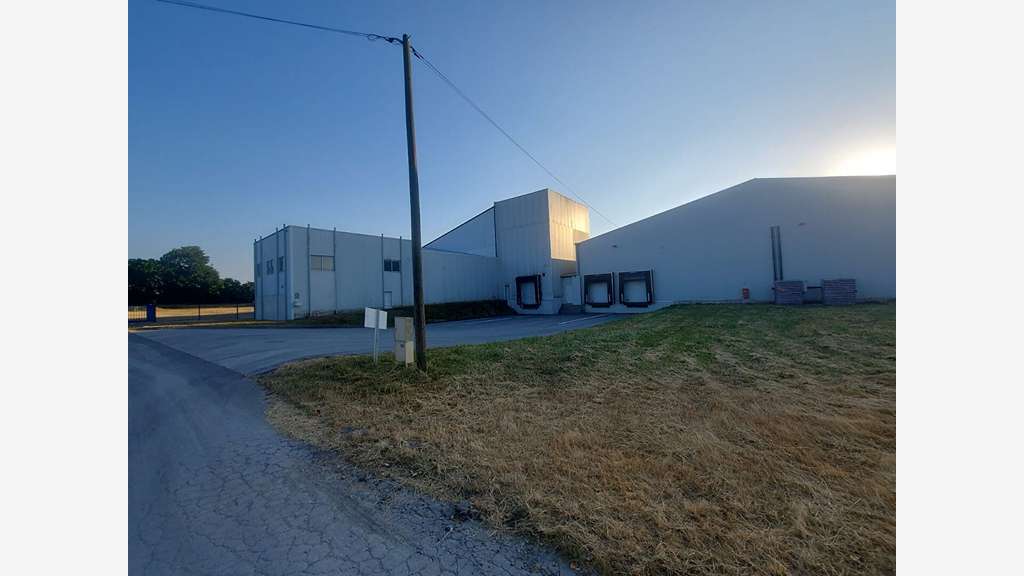 AV bâtiment d'activité à l'investissement à Évron