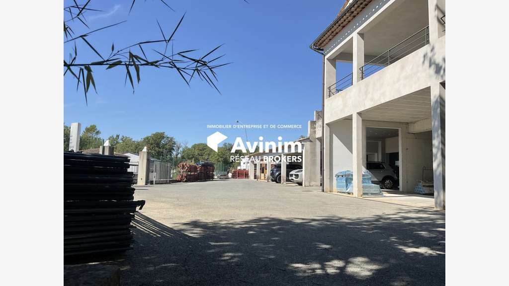 AV local d'activité 900m² avec cour en ZA Fayence