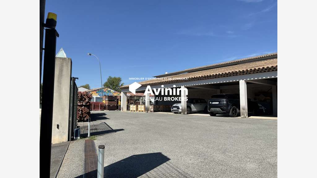 AV local d'activité 900m² avec cour en ZA Fayence
