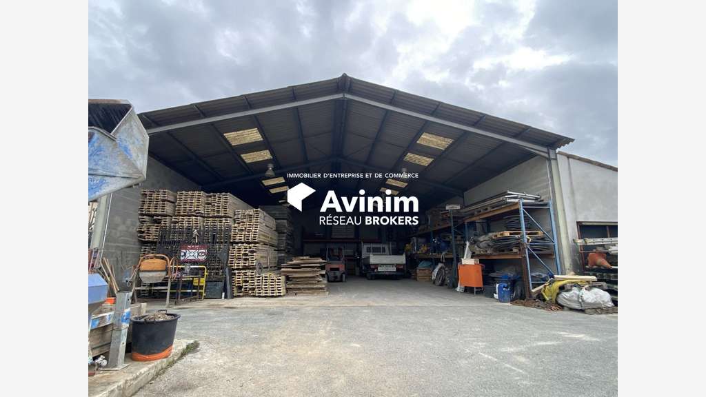 AV local d'activité 900m² avec cour en ZA Fayence