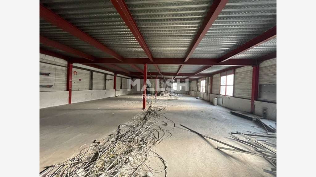Local d'activités 755m² à Fontaines-Saint-Martin