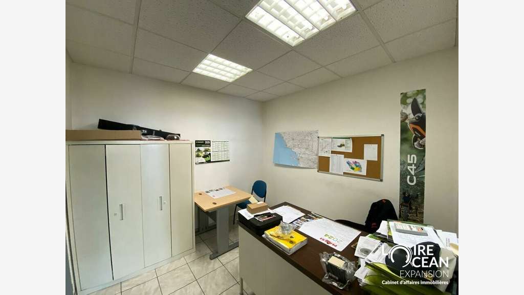 FONTENAY-LE-COMTE - LOCAL D'ACTIVITE - ENTREPÔT à