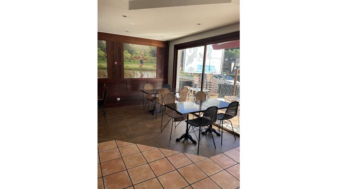 AV murs commerciaux 200m² empl stratégique Fréjus