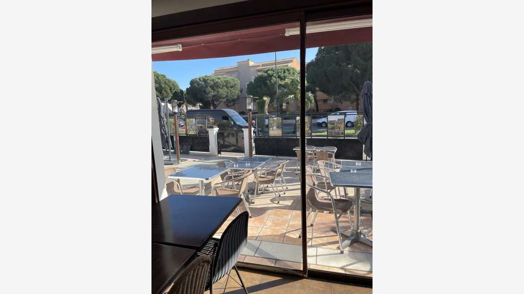 AV murs commerciaux 200m² empl stratégique Fréjus