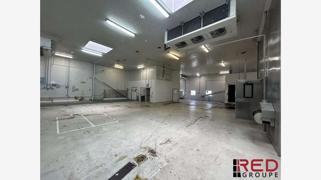 AV bâtiment indépendant de 2104m² en zi à Fuveau