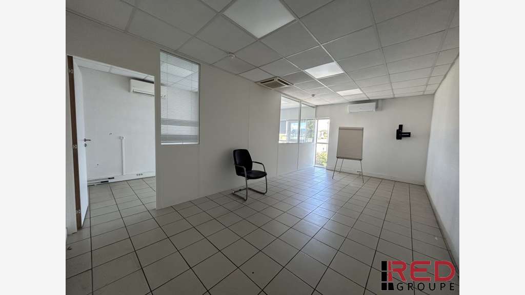 AV bâtiment indépendant de 2104m² en zi à Fuveau