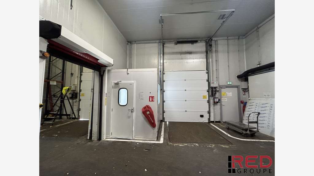 AV bâtiment indépendant de 2104m² en zi à Fuveau