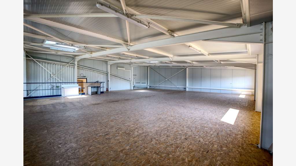 Local d'activité de 750m² à vendre en za à Gaillac