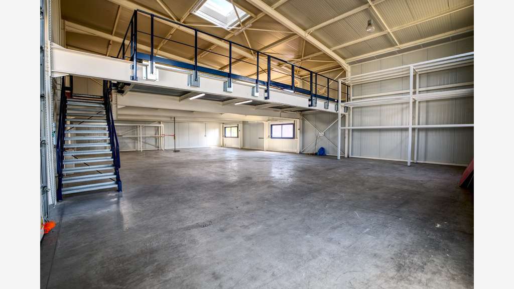 Local d'activité de 750m² à vendre en za à Gaillac