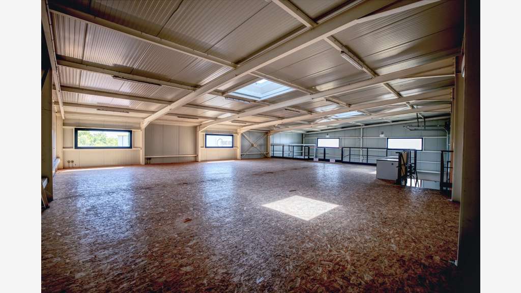 Local d'activité de 750m² à vendre en za à Gaillac