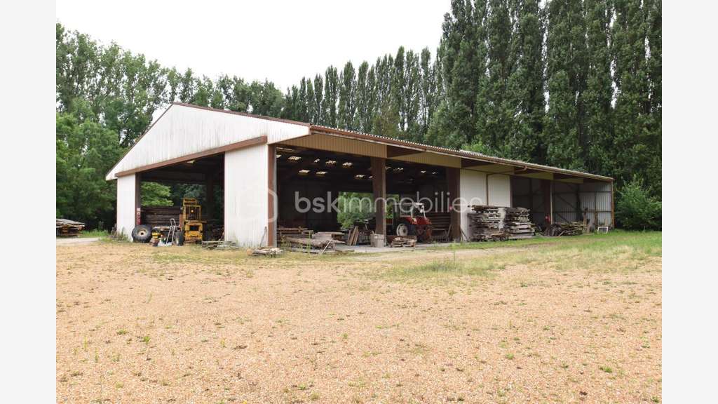 A vendre locaux d'activité 2600m² sur Gallardon