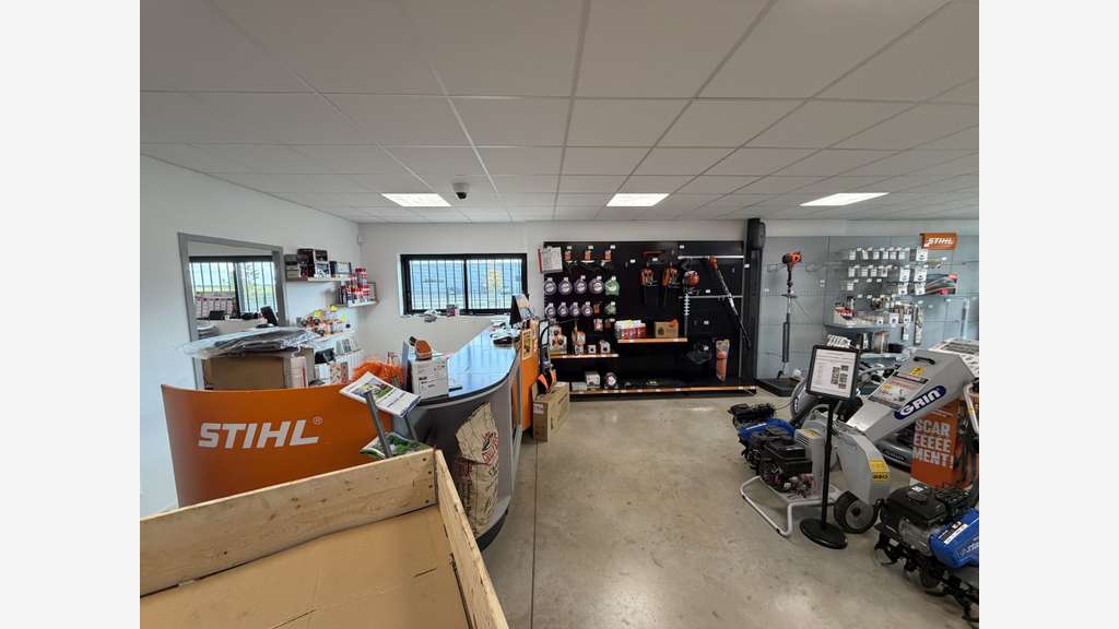 LOCAL D'ACTIVITE AVEC VISIBILITE A VENDRE