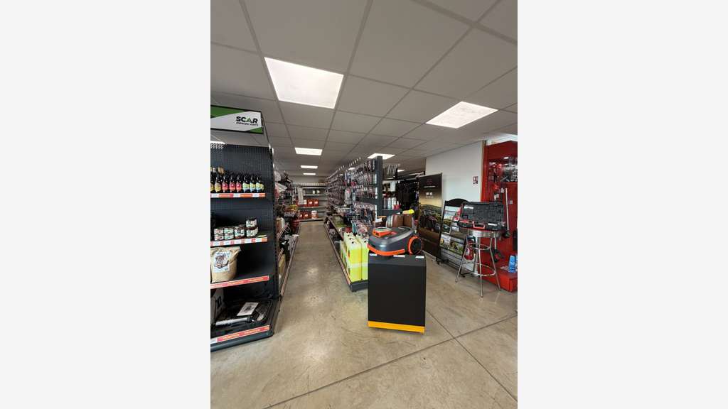 LOCAL D'ACTIVITE AVEC VISIBILITE A VENDRE