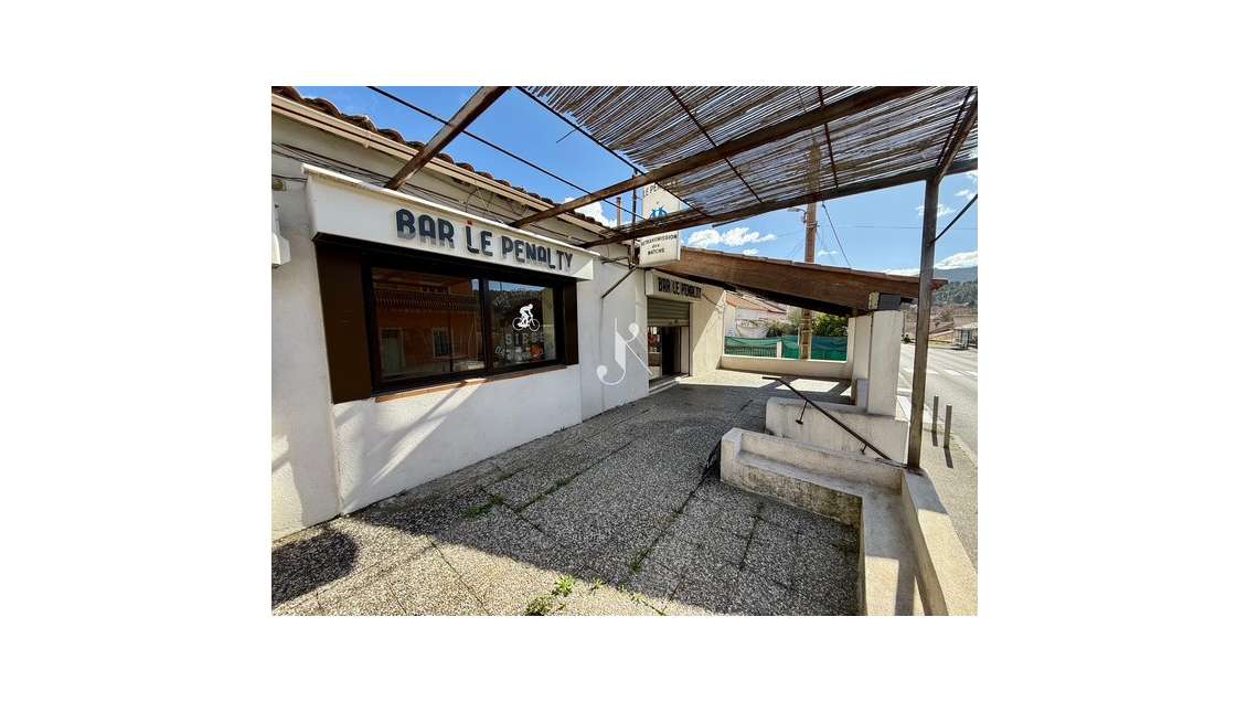 Murs commerciaux libres 96m² avec terrasse à Biver