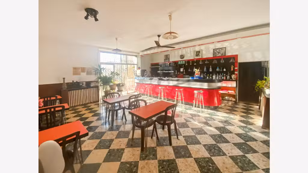 Vente murs restaurant et appart 326m² à Gargas