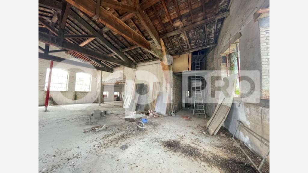 Entrepôt/bureau de 700m² à vendre à Gleizé