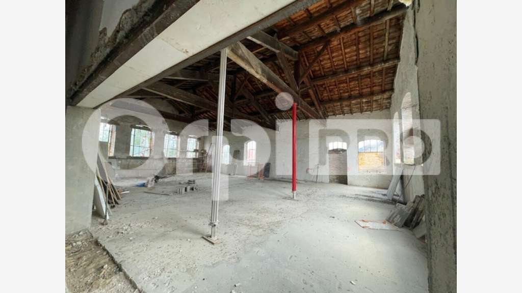 Entrepôt/bureau de 700m² à vendre à Gleizé