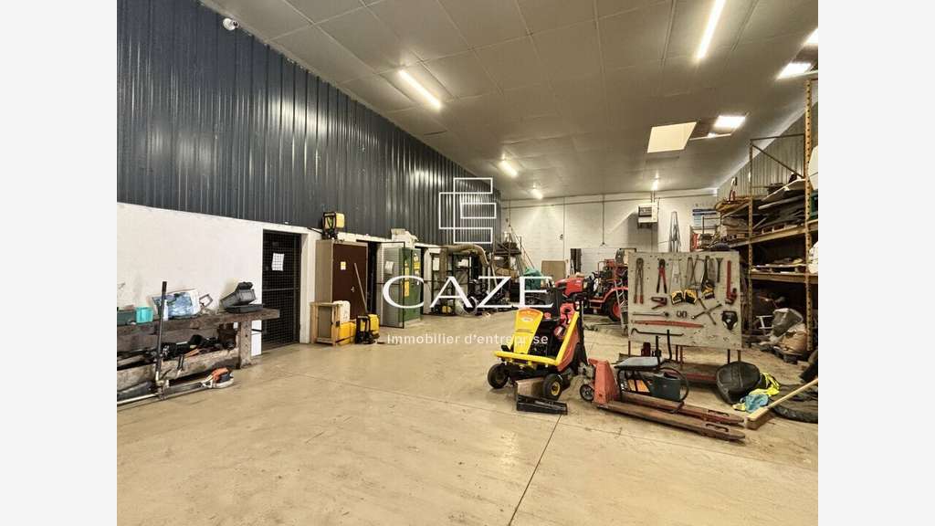 Bâtiment de 2100m² à vendre sur Gond-Pontouvre