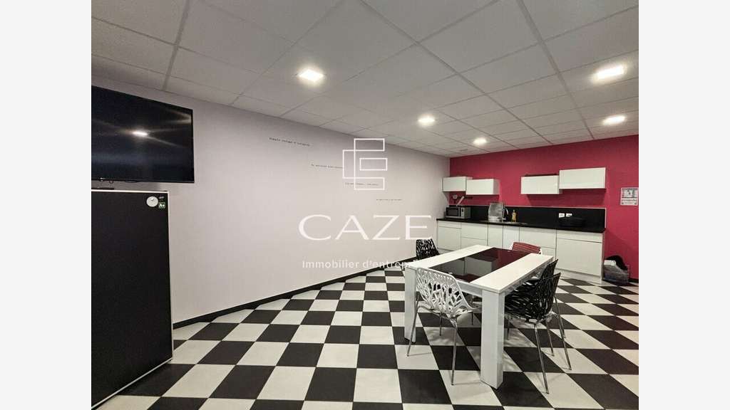 Bâtiment de 2100m² à vendre sur Gond-Pontouvre