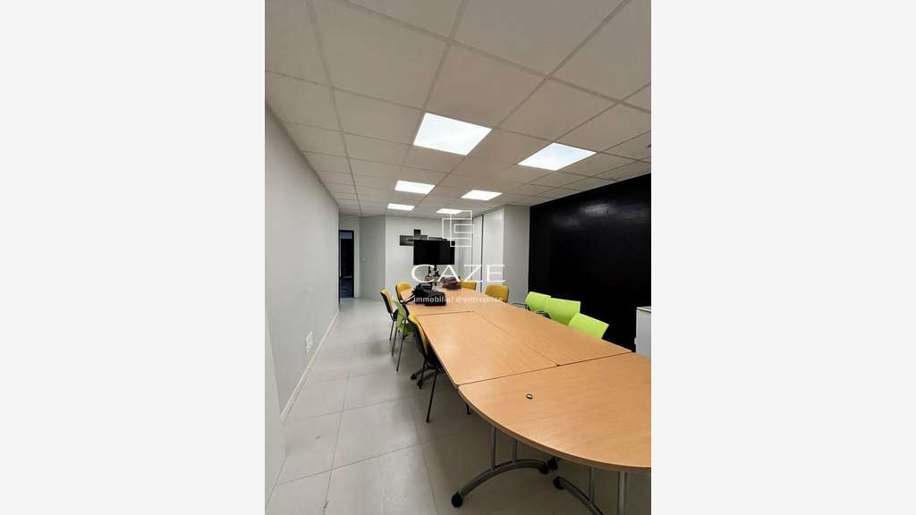 Bâtiment de 2100m² à vendre sur Gond-Pontouvre