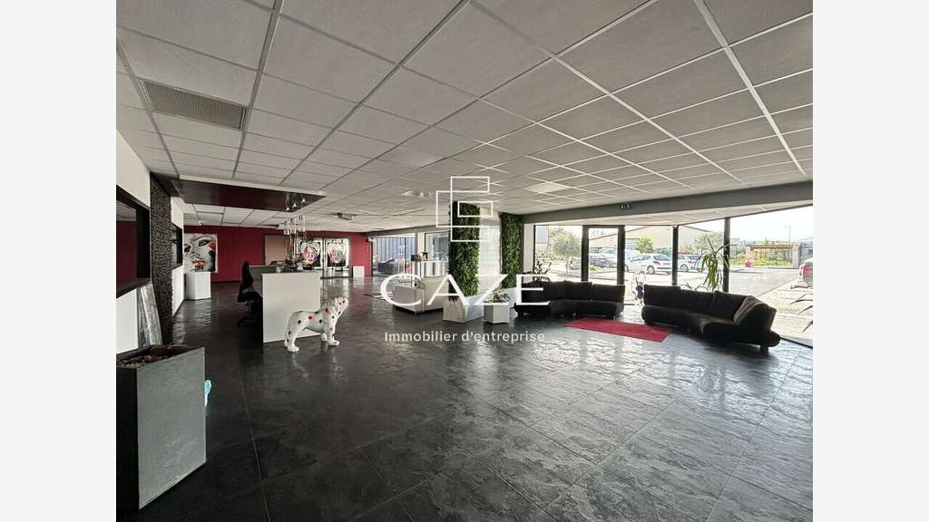 Bâtiment de 2100m² à vendre sur Gond-Pontouvre