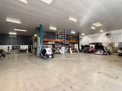 Bâtiment de 2100m² à vendre sur Gond-Pontouvre