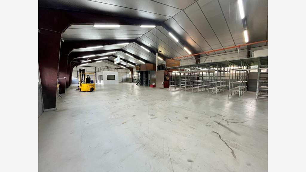 AV entrepôt ou local pro 650m² à Gournay en Bray