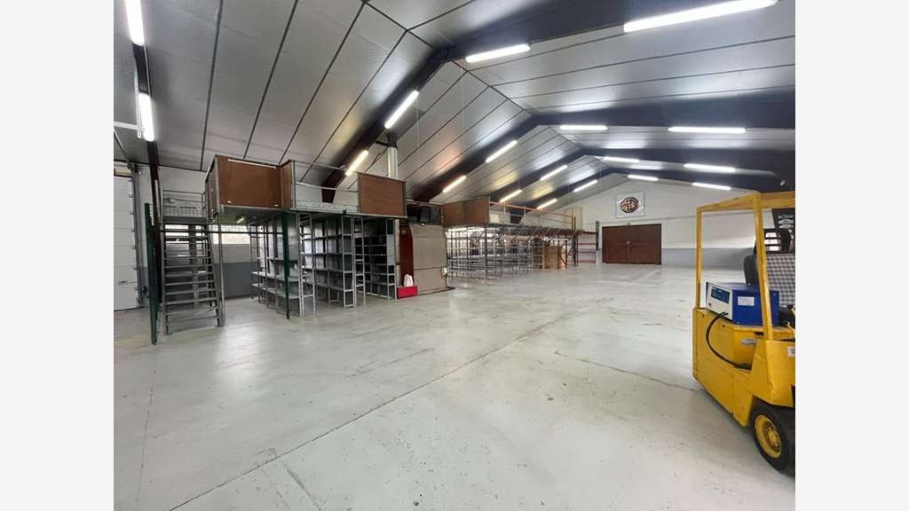 AV entrepôt ou local pro 650m² à Gournay en Bray
