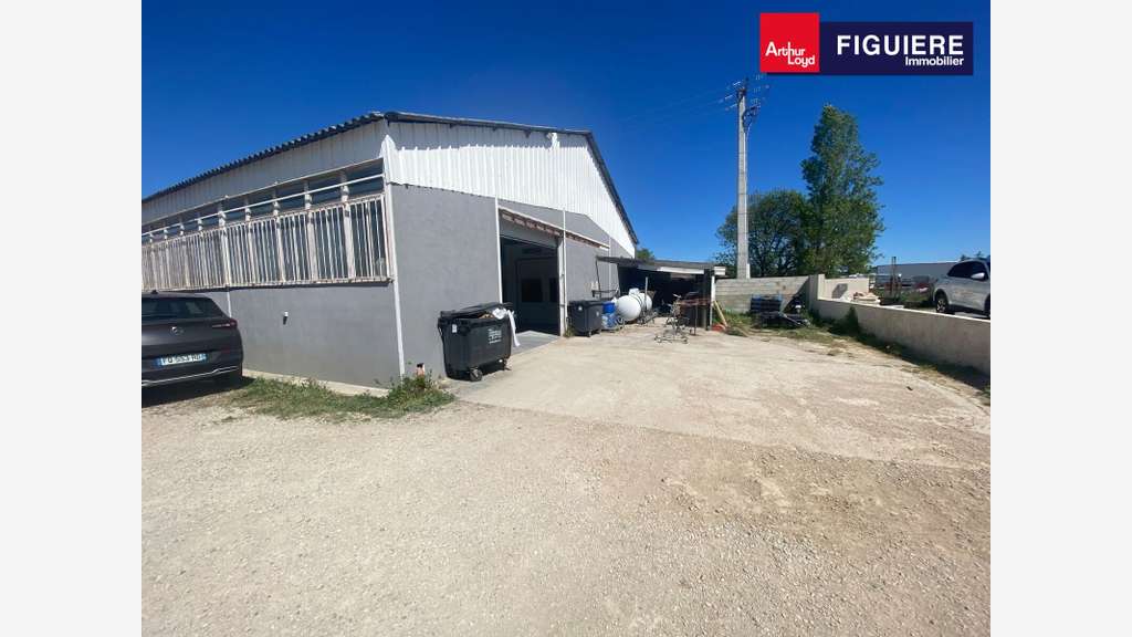 Local d'activités 380m² à vendre à Grans D19 
