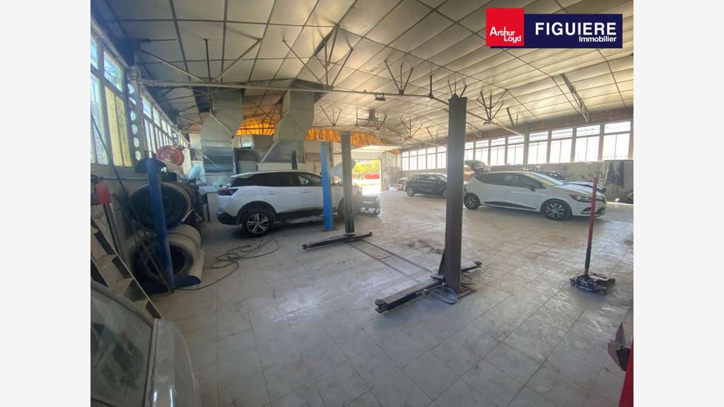 Local d'activités 380m² à vendre à Grans D19 