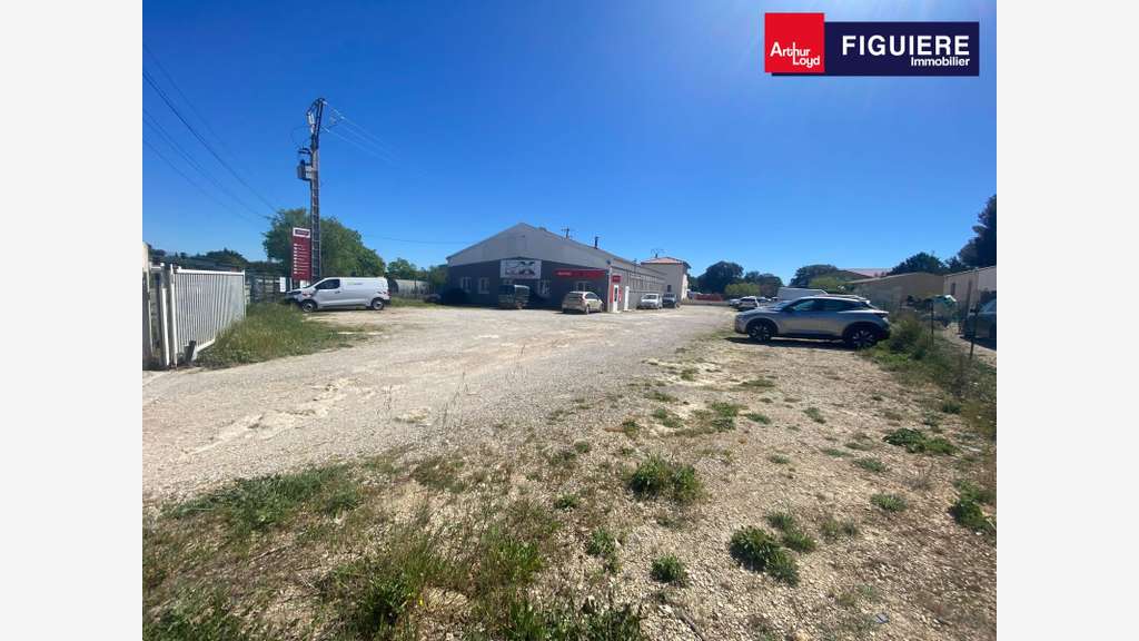 Local d'activités 380m² à vendre à Grans D19 