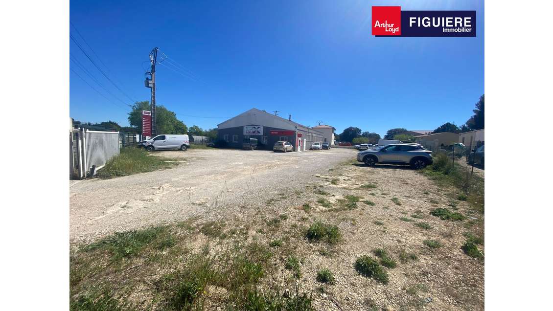 380m² local d'activités à vendre D19 GRANS