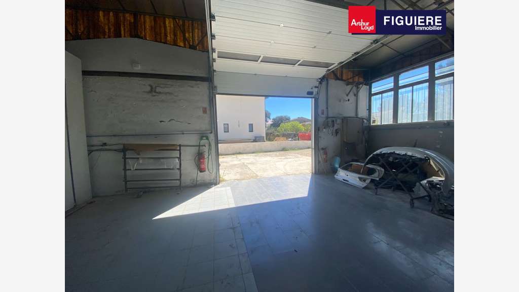 Local d'activités 380m² à vendre à Grans D19 