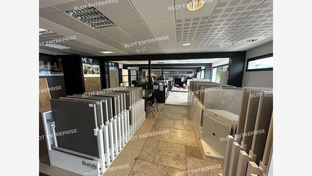 À VENDRE - LOCAL D'ACTIVITÉS - GUIDEL - 2 500 m²