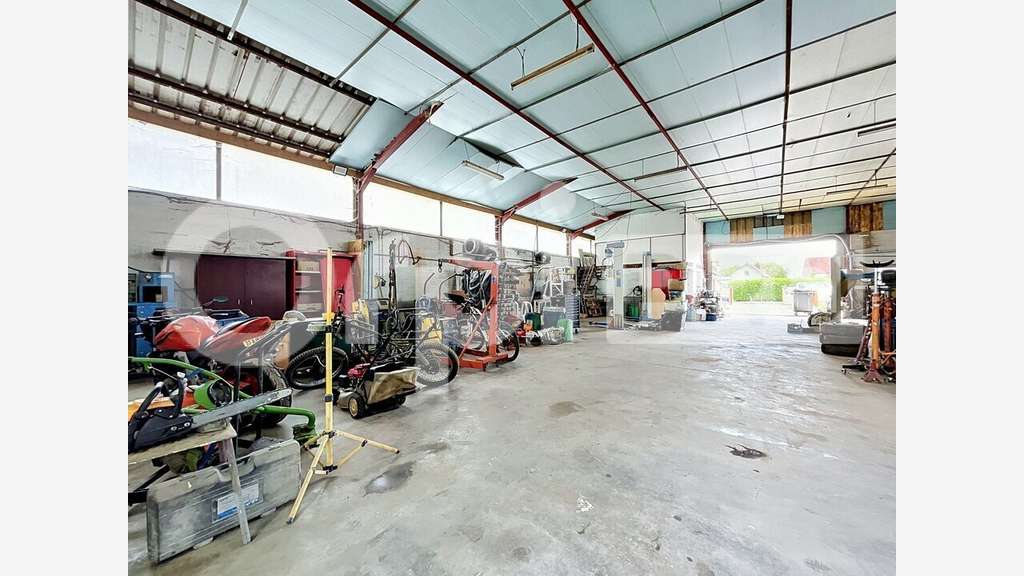 Entrepôt + maison à vendre proche Bresles