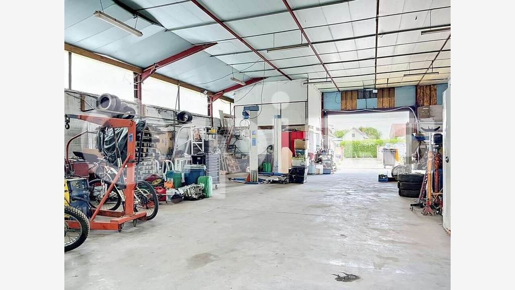 Entrepôt + maison à vendre proche Bresles
