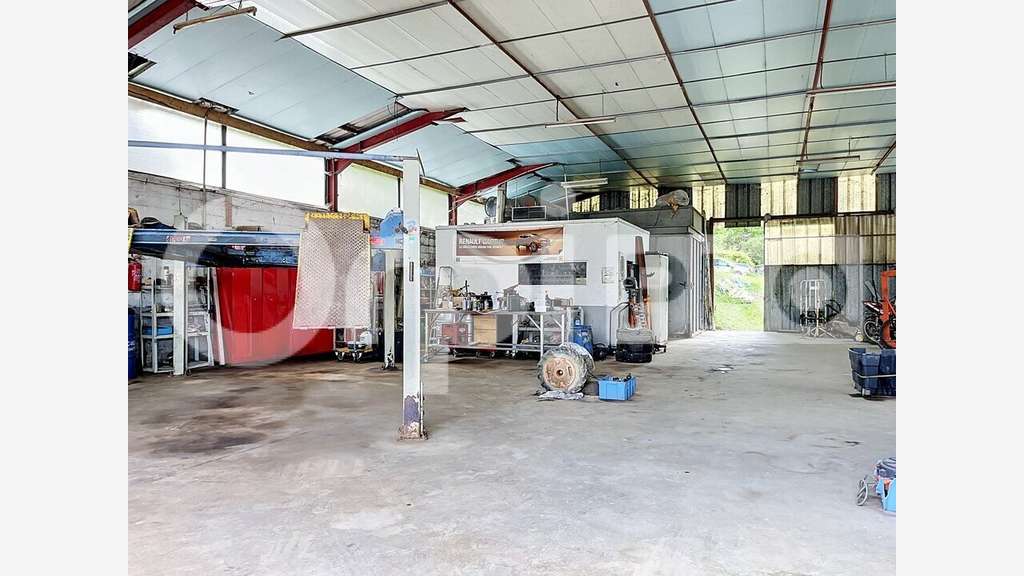 Entrepôt + maison à vendre proche Bresles