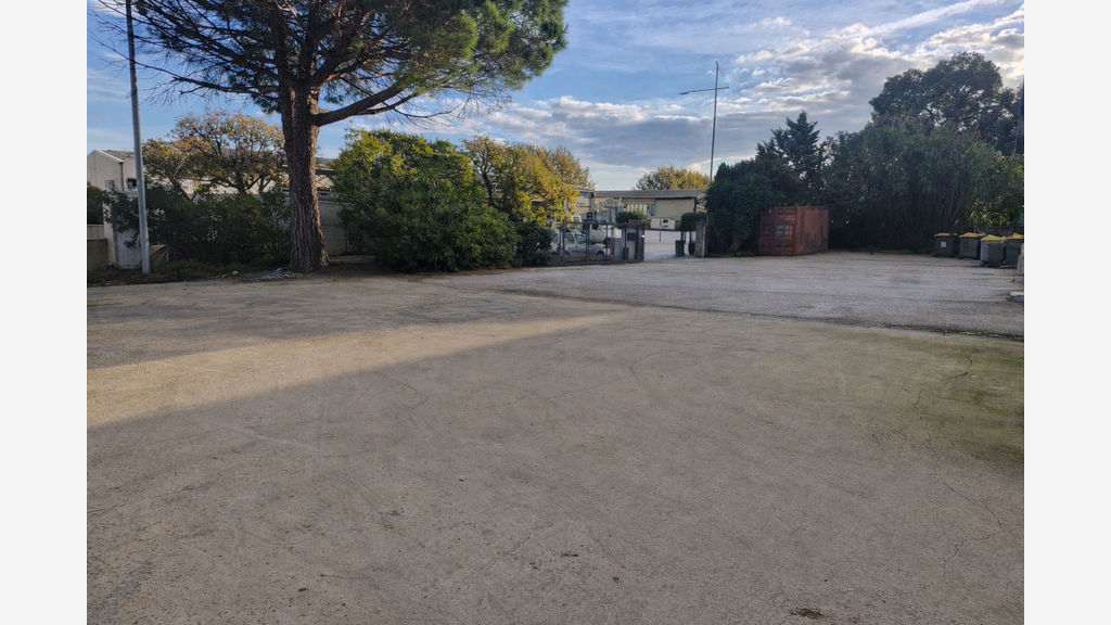 A vendre local 235m² zone du Palyvestre à Hyères