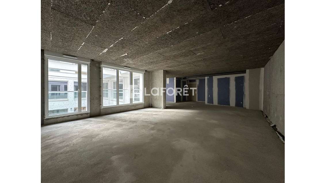 Loue local d'activité 201m² à Issy-les-Moulineaux