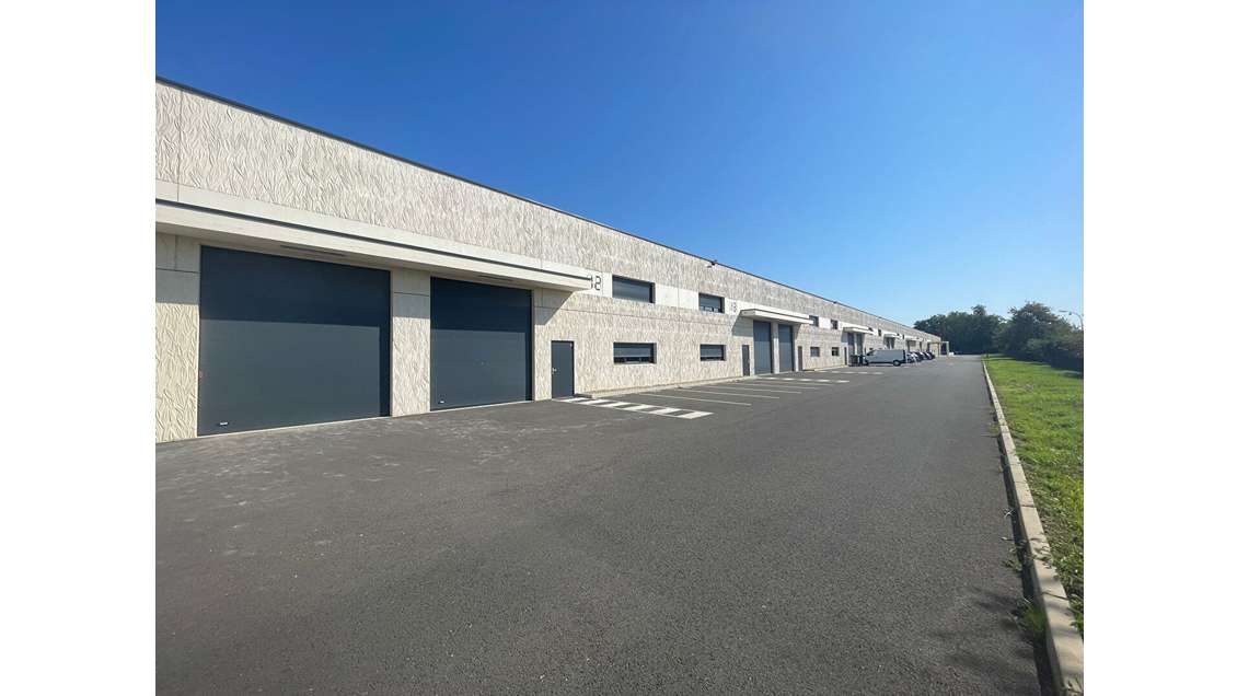 Entrepôt à vendre entre la A10 et la N89 à Izon