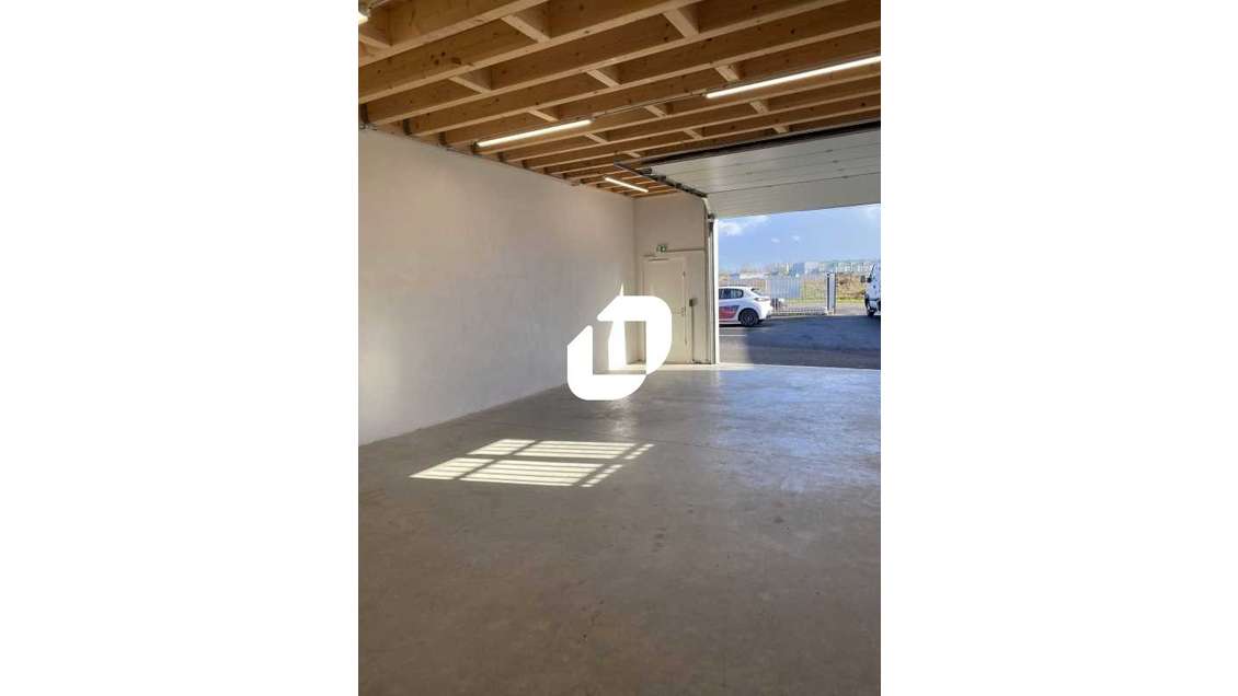 Vente Local d'activité 106m² Izon