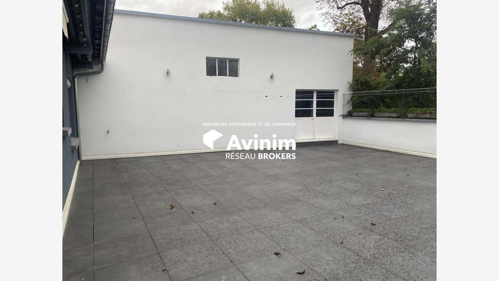 Bâtiment en très bon état à vendre à Joze